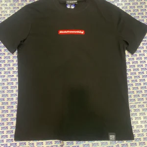 TSHIRT CON RICAMO FRONTALE MFN