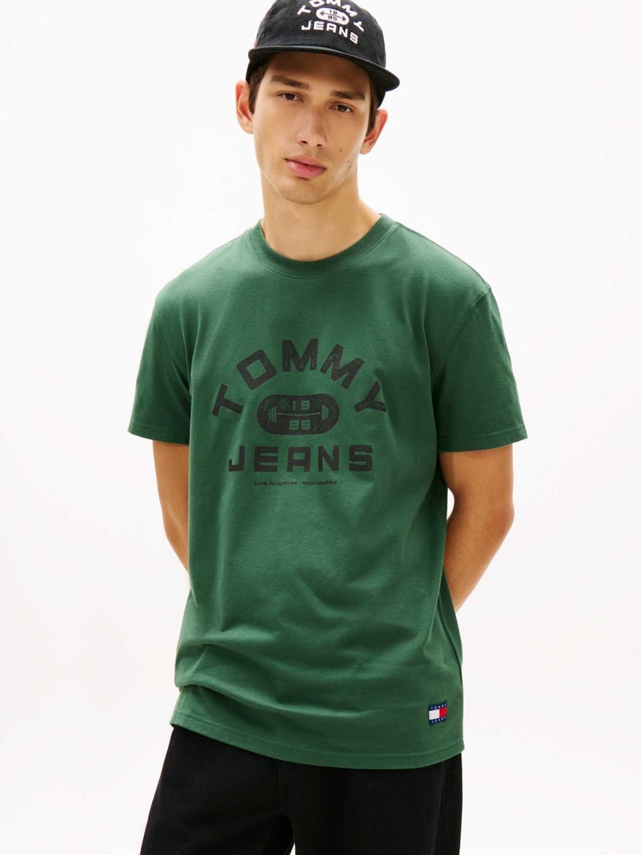 T-SHIRT VERDE TOMMY JEANS CON GRAFICA LOGATA DA UOMO - immagine 2