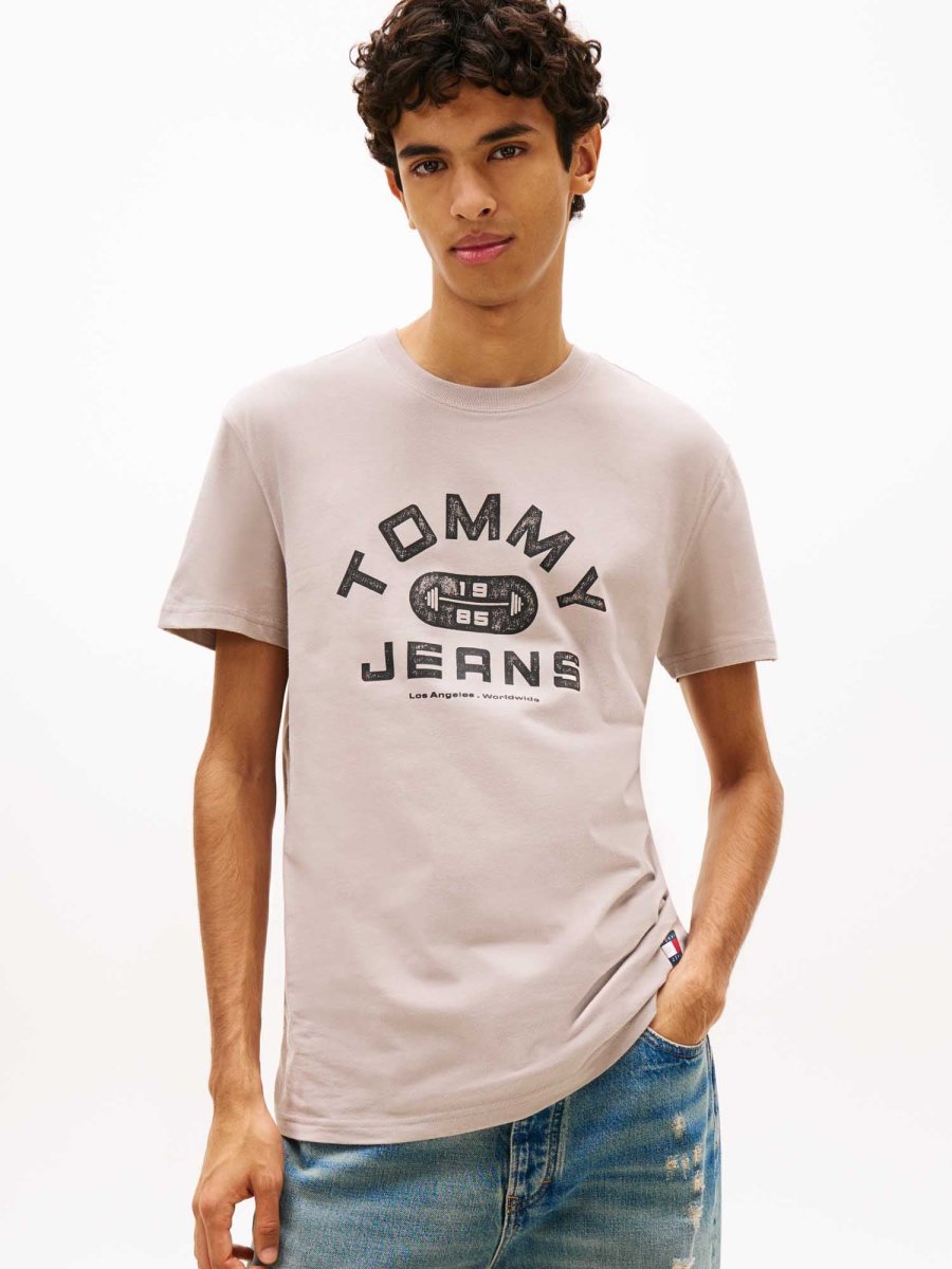 T-SHIRT BEIGE TOMMY JEANS CON GRAFICA LOGATA DA UOMO - immagine 2