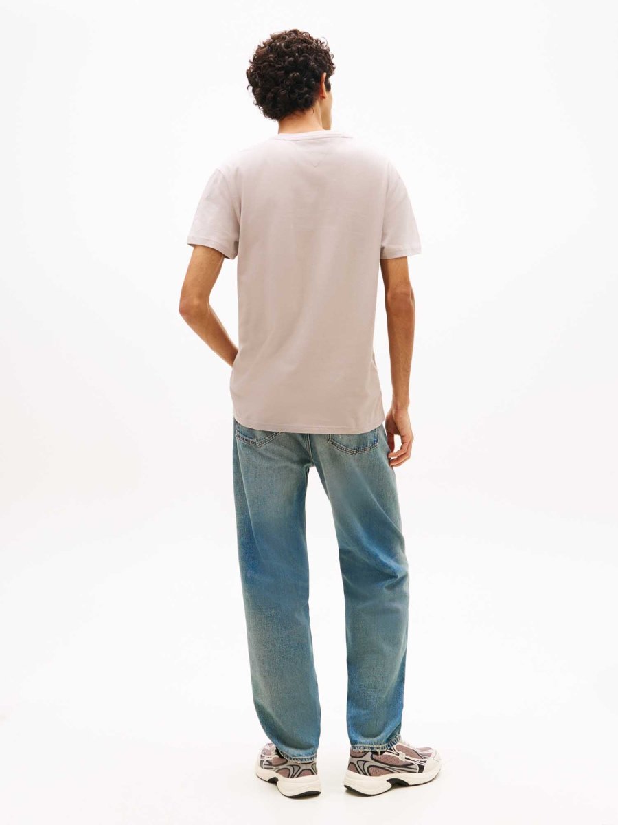 T-SHIRT BEIGE TOMMY JEANS CON GRAFICA LOGATA DA UOMO - immagine 4