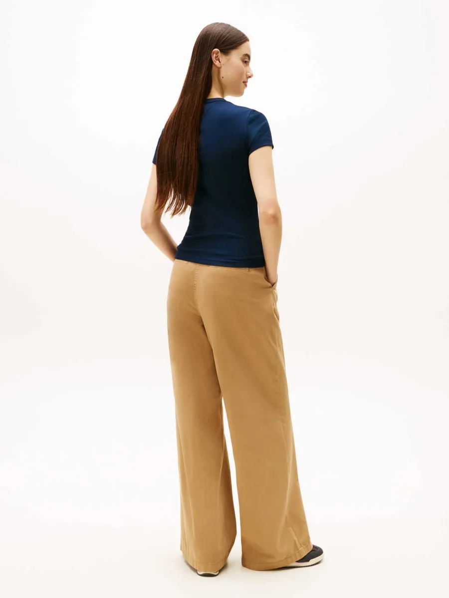 T-SHIRT BLU TOMMY JEANS A COSTINE ESSENTIALS LOGO DA DONNA - immagine 4