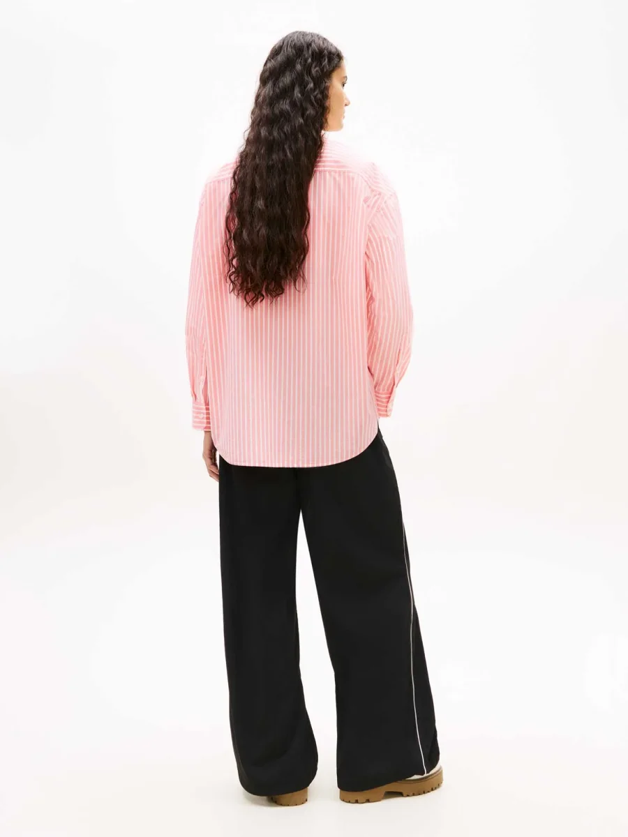 CAMICIA A RIGHE ROSA-BIANCA TOMMY JEANS OVERSIZE DA DONNA - immagine 4
