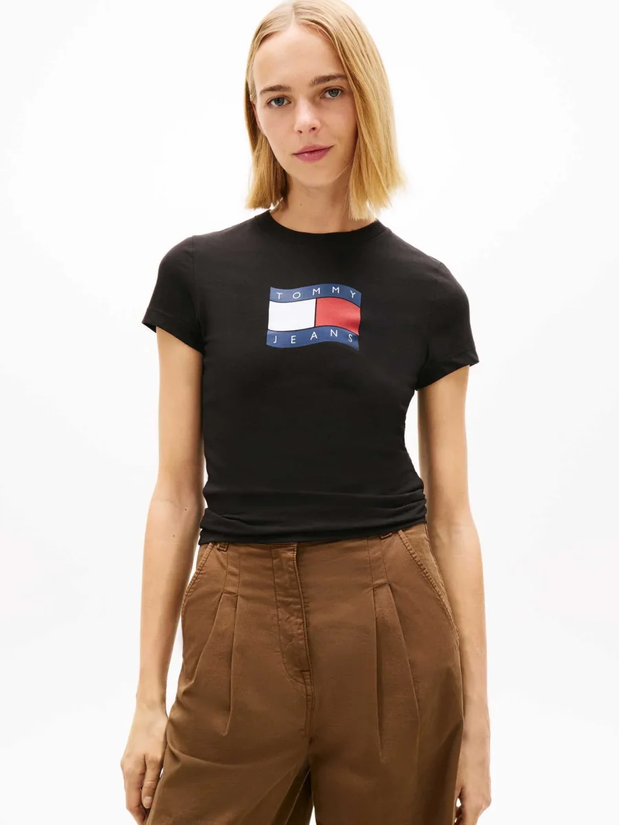 T-SHIRT NERA TOMMY JEANS CON STEMMA BANDIERA DA DONNA - immagine 2