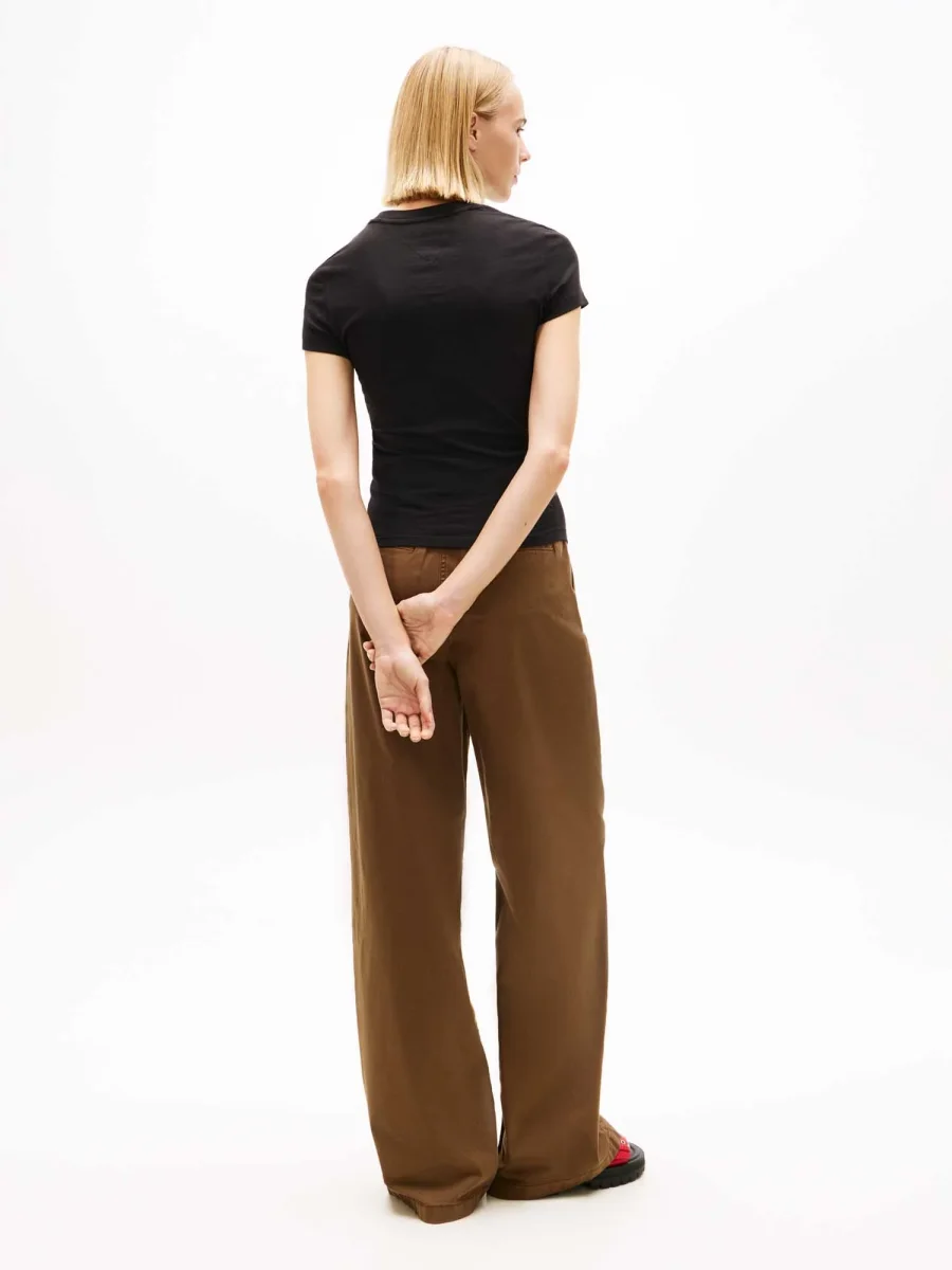 T-SHIRT NERA TOMMY JEANS CON STEMMA BANDIERA DA DONNA - immagine 4