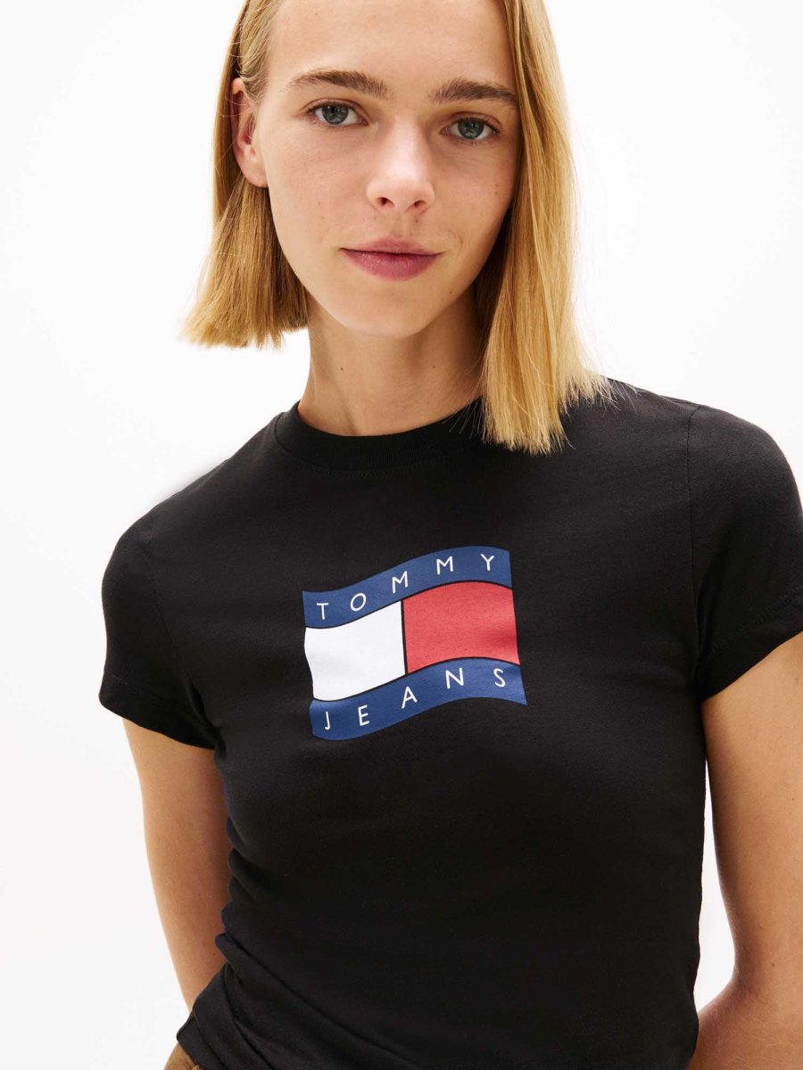 T-SHIRT NERA TOMMY JEANS CON STEMMA BANDIERA DA DONNA - immagine 5