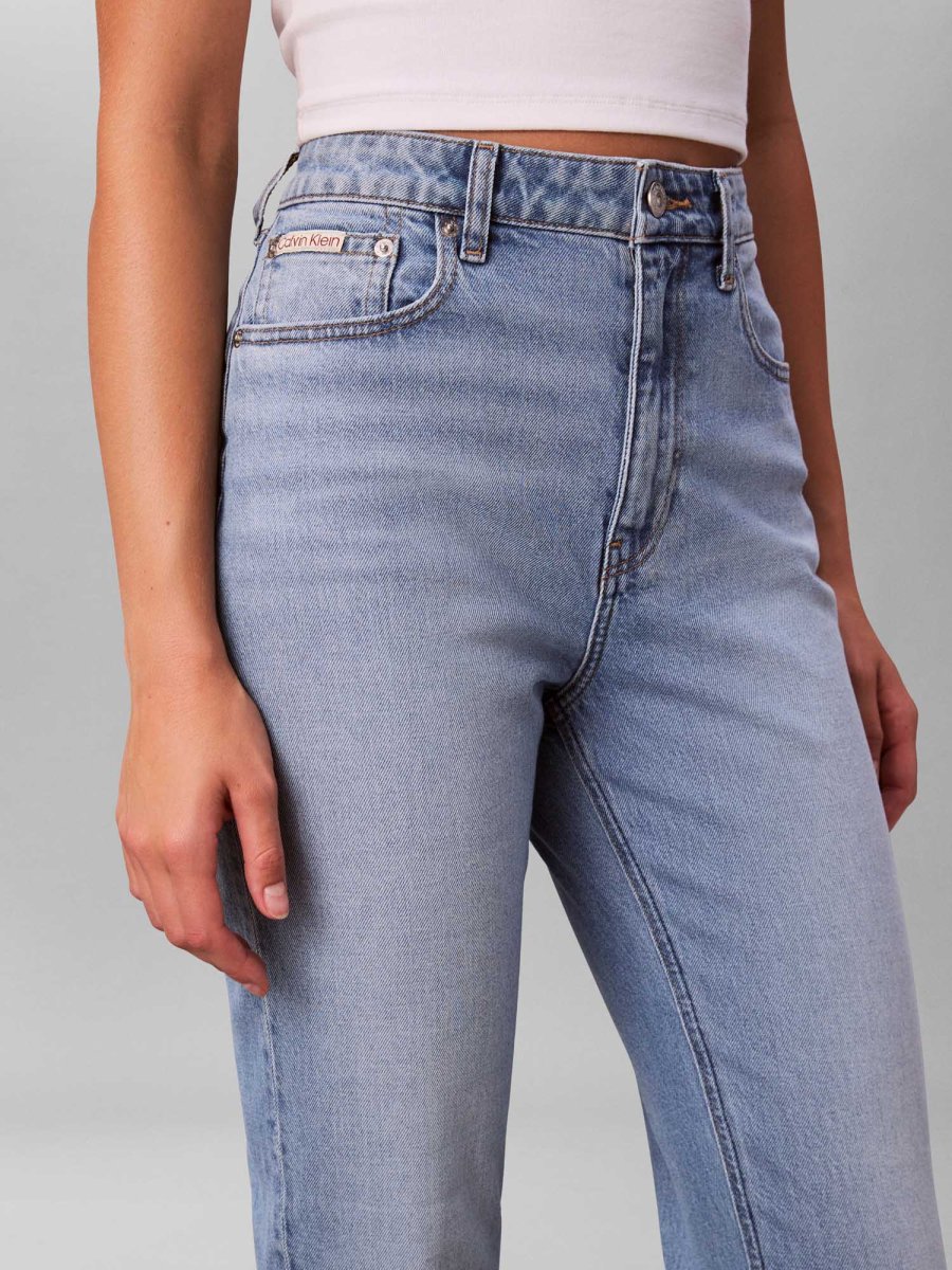 JEANS IN DENIM CHIARO CALVIN KLEIN MOM FIT DA DONNA - immagine 5