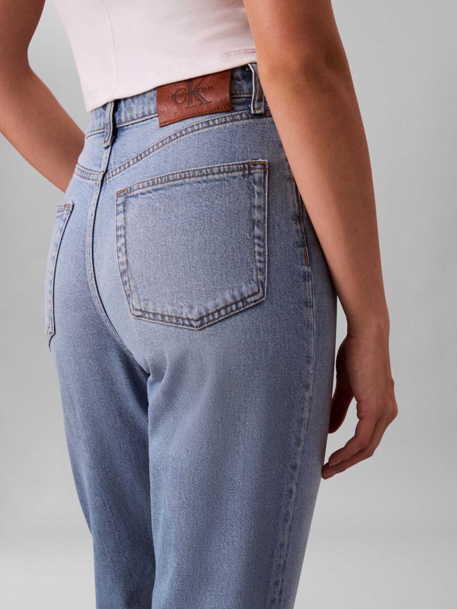 JEANS IN DENIM CHIARO CALVIN KLEIN MOM FIT DA DONNA - immagine 6