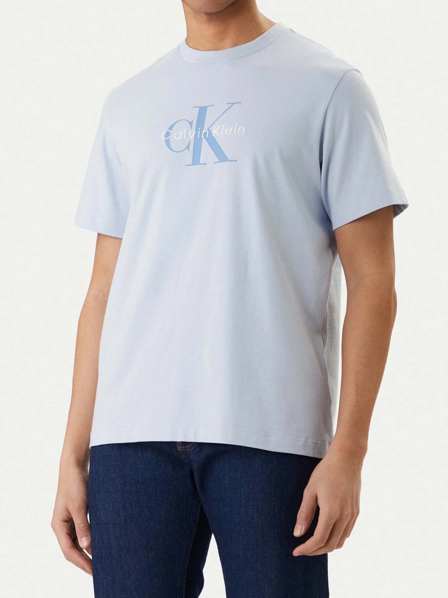 T-SHIRT CELESTE CALVIN KLEIN JEANS CON LOGO RICAMATO DA UOMO