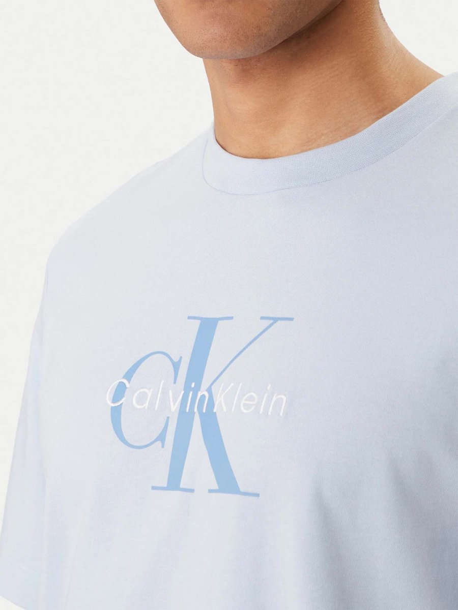T-SHIRT CELESTE CALVIN KLEIN JEANS CON LOGO RICAMATO DA UOMO - immagine 3