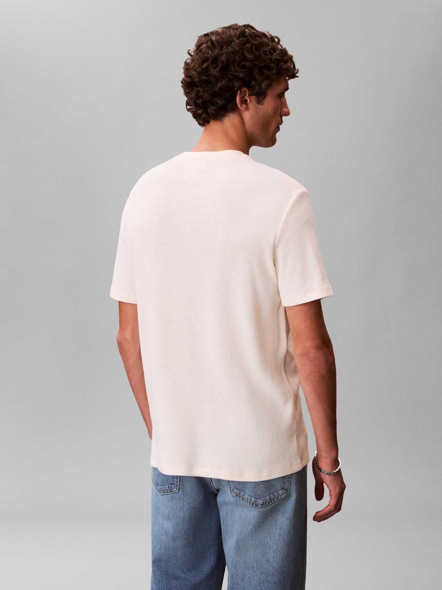 T-SHIRT PANNA CALVIN KLEIN JEANS WAFFLE BADGE DA UOMO - immagine 4