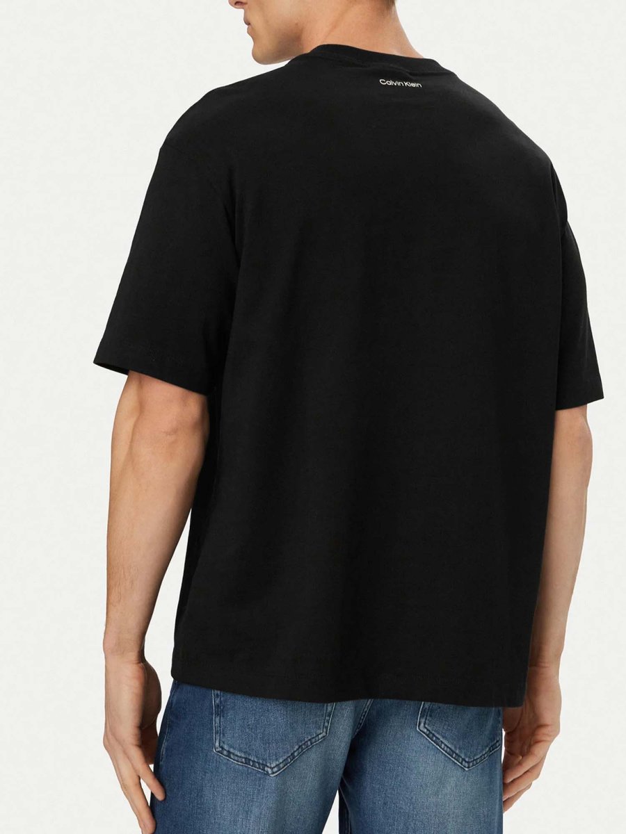 T-SHIRT NERO CALVIN KLEIN JEANS CON GRAFICA DA UOMO - immagine 4