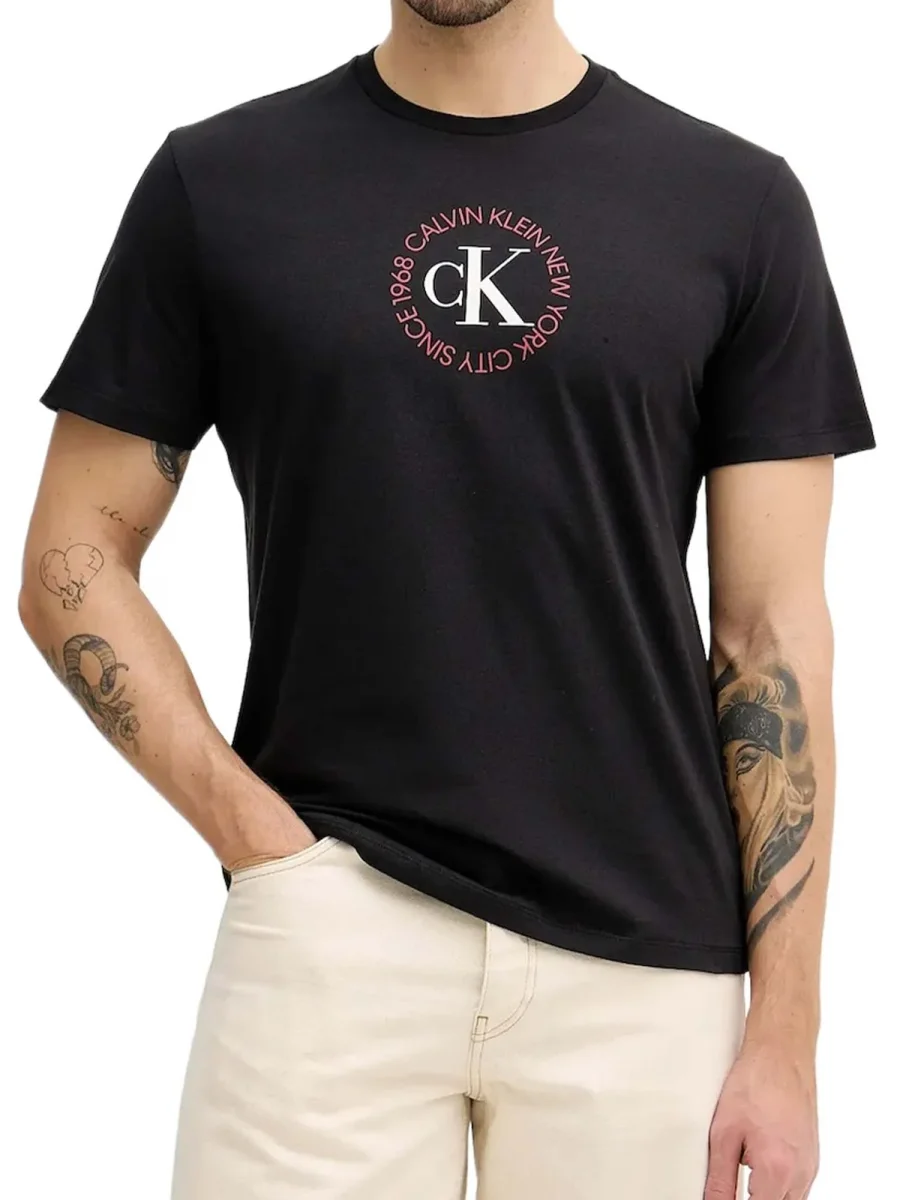 T-SHIRT NERA CALVIN KLEIN JEANS CON GRAFICA CIRCOLARE DA UOMO - immagine 2