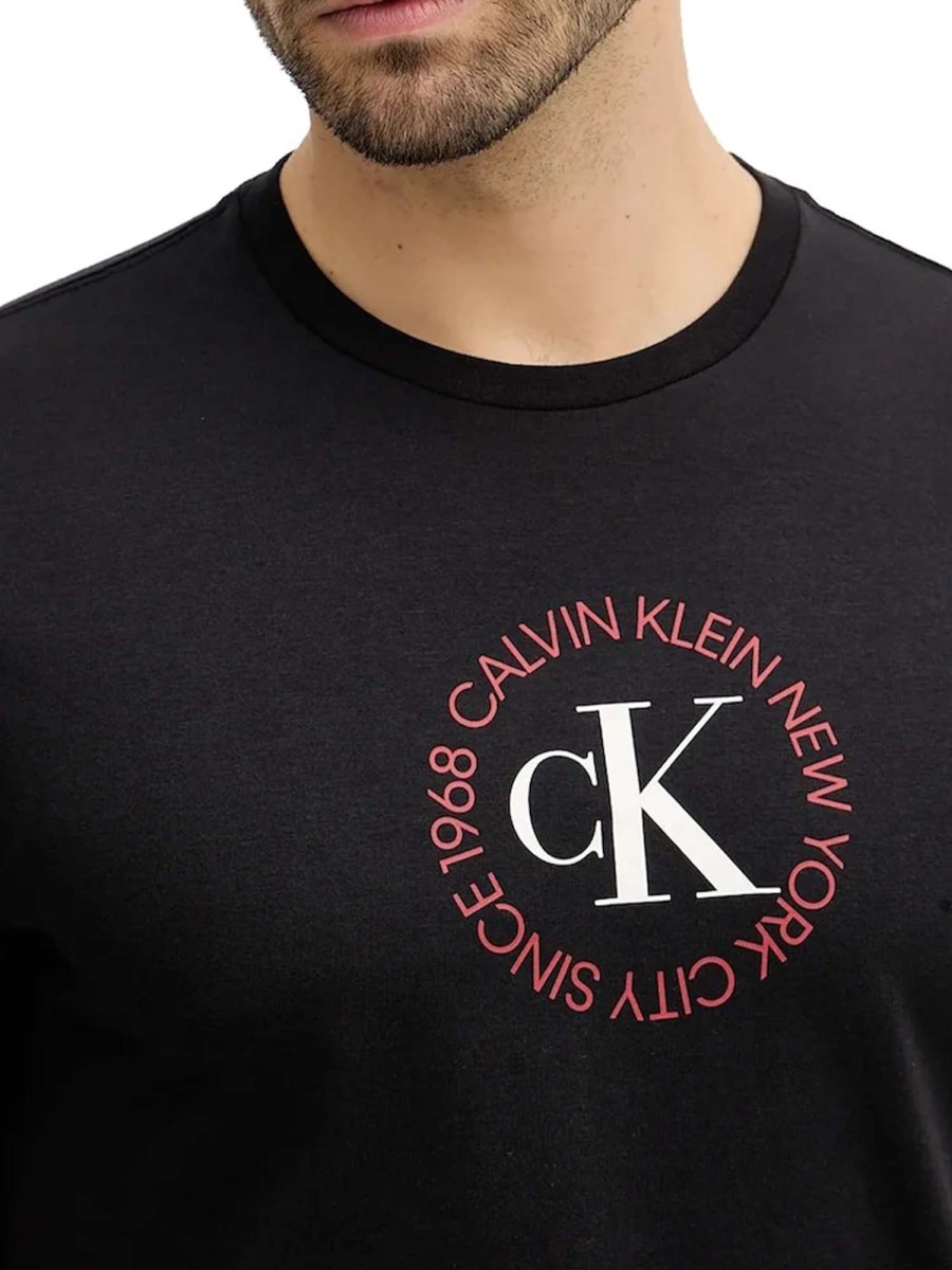 T-SHIRT NERA CALVIN KLEIN JEANS CON GRAFICA CIRCOLARE DA UOMO - immagine 3