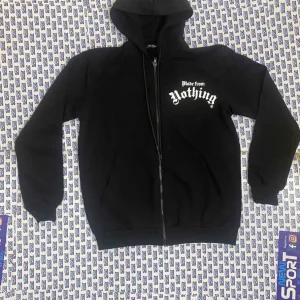 FELPA CON CAPPUCCIO
UOMO MFN