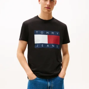 T-SHIRT NERA TOMMY JEANS CON STEMMA BANDIERA DA UOMO