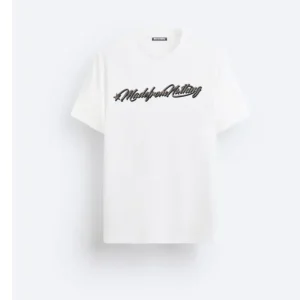 Maglietta con collo rotondo e maniche corte. Scritte stampate digitali a contrasto sulla parte anteriore .