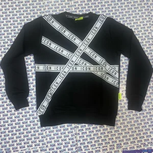 FELPA GIROCOLLO CON STAMPA A STRISCE