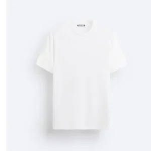 TSHIRT Maglietta con collo rotondo e maniche corte. Scritte in spugna combinate a contrasto sulla parte anteriore .