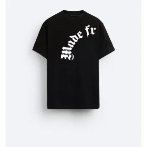 TSHIRT STAMPA GOTIKA
Maglietta con collo rotondo e maniche corte. Scritte stampate combinate a contrasto sulla parte anteriore e su quella posteriore.